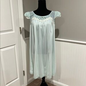 Vintage 1950’s/1960’s Pale Aquamarine Women's Nightgown